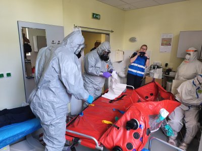 Biohazard tým jihočeské záchranky cvičil ve Strakonicích zásah u podezření na vysoce nakažlivou nemoc